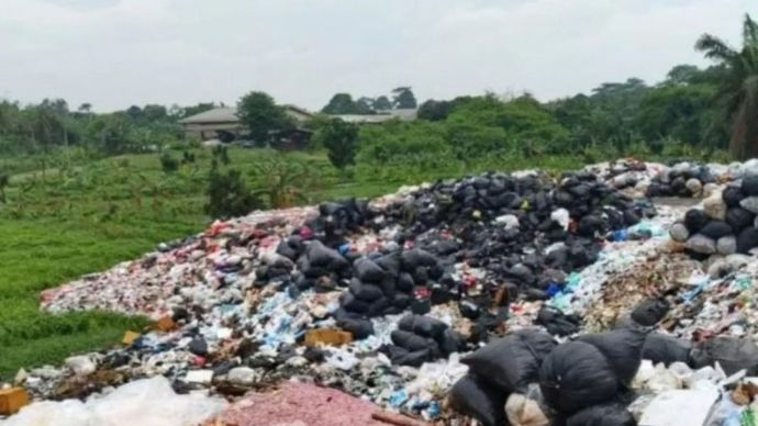 Lokasi ditemukan 21 karung diduga berisi uang dicacah-cacah di TPS ilegal Desa Taman Rahayu, Kecamatan Setu, Kabupaten Bekasi, Rabu, 4 Februari 2026.ANTARA/Pradita Kurniawan Syah.