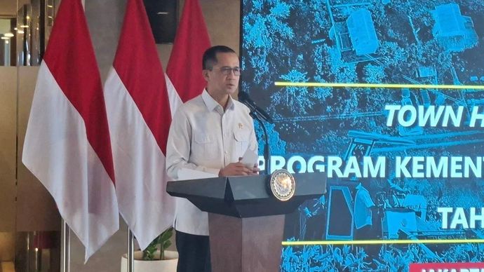 Menteri Transmigrasi (Mentrans) M Iftitah Sulaiman Suryanagara menyampaikan paparan dalam Town Hall Meeting di Kementerian Koordinator Bidang Infrastruktur dan Pembangunan Kewilayahan, Jakarta, Kamis, 5 Februari 2026. ANTARA/Aji Cakti.