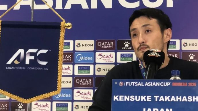 Pelatih timnas futsal Jepang Kensuke Takahashi saat menghadiri jumpa pers pasca pertandingan semifinal Piala Asia Futsal 2026 di Indonesia Arena, Jakarta, Kamis (5/2/2026) menghadapi Indonesia.