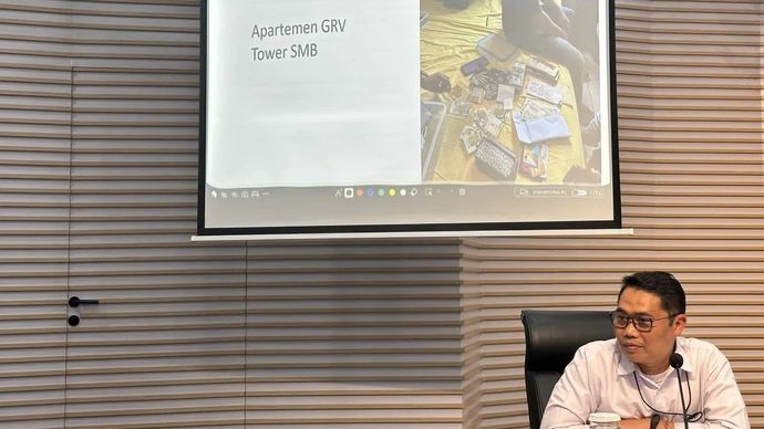 Pelaksana Tugas Deputi Penindakan dan Eksekusi Komisi Pemberantasan Korupsi Asep Guntur Rahayu memperlihatkan dokumentasi operasi tangkap tangan kasus dugaan suap dan gratifikasi terkait importasi barang KW pada lingkungan Direktorat Jenderal Bea dan Cukai Kementerian Keuangan, di Gedung Merah Putih KPK, Jakarta, Kamis, 5 Februari 2026. (ANTARA/Rio Feisal)