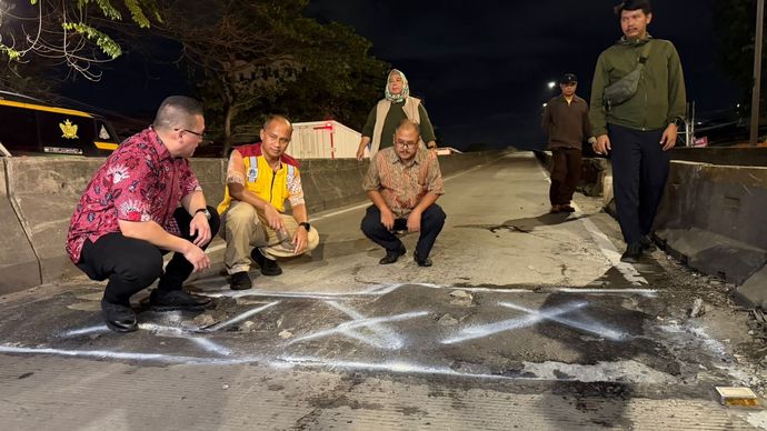 Hardiyanto Kenneth, anggota DPRD DKI Jakarta Fraksi PDI Perjuangan saat melakukan sidak di Flyover Pesing, Jakarta Barat, usai mendapat laporan dari masyarakat terkait jalan berlubang, Kamis (5/2/2026) malam