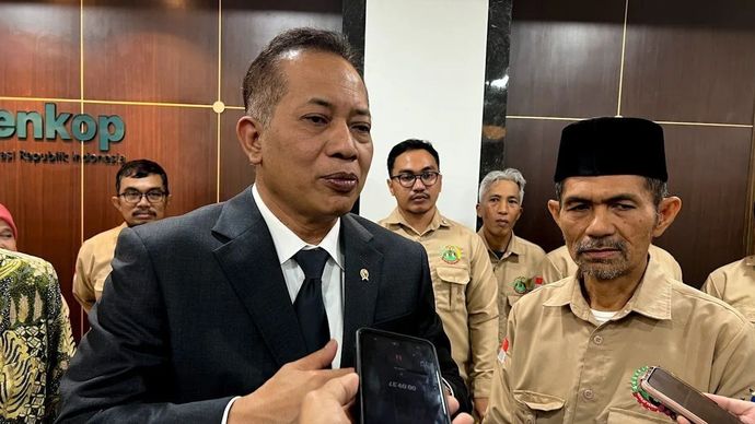 Menteri Koperasi (Menkop) Ferry Juliantono (kiri) didampingi Ketua Umum Serikat Petani Indonesia (SPI) Henry Saragih (kanan) menjawab pertanyaan awak media usai Penandatanganan MoU antara Kementerian Koperasi dengan Serikat Petani Indonesia (SPI) ten
