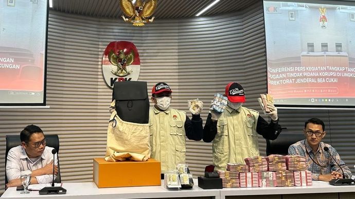 Pelaksana Tugas Deputi Penindakan dan Eksekusi Komisi Pemberantasan Korupsi Asep Guntur Rahayu (kiri) bersama Juru Bicara KPK Budi Prasetyo (kanan) memperlihatkan barang bukti kasus dugaan suap dan gratifikasi terkait importasi barang KW pada lingkungan Direktorat Jenderal Bea dan Cukai Kementerian Keuangan, di Gedung Merah Putih KPK, Jakarta, Kamis, 5 Februari 2026. (ANTARA/Rio Feisal)
