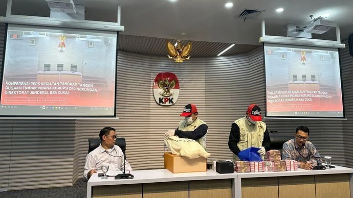 Pelaksana Tugas Deputi Penindakan dan Eksekusi Komisi Pemberantasan Korupsi Asep Guntur Rahayu (kiri) bersama Juru Bicara KPK Budi Prasetyo (kanan) menampilkan barang bukti kasus dugaan suap dan gratifikasi terkait importasi barang pada lingkungan Direktorat Jenderal Bea dan Cukai Kementerian Keuangan, di Gedung Merah Putih KPK, Jakarta, Kamis, 5 Februari 2026. (ANTARA/Rio Feisal)