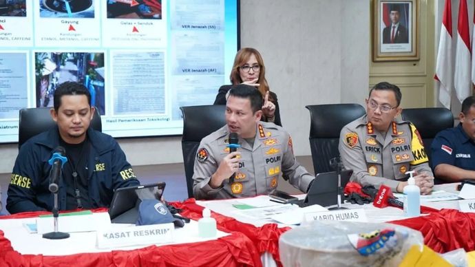 Kapolres Metro Jakarta Utara Kombes Pol Erick Frendriz (kanan) bersama dengan Kabid Humas Kombes Pol Budi Hermanto (tengah) dan Kasat Reskrim Polres Metro Jakarta Utara AKBP Onkoseno Grandiarso Sukahar (kiri) menggelar rilis kasus keracunan di Warakas di Polres Metro Jakarta Utara, Jumat, 6 Februari 2026. (ANTARA/HO-Polres Metro Jakut).