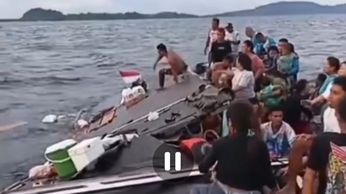 Perahu yang terbalik di perairan Pulau Gangga, Kabupaten Minahasa Utara. 