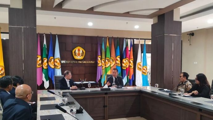 Menteri Koperasi Ferry Juliantono dan Rektor Universitas Padjadjaran Arief S Kartasasmita berdiskusi di sela penandatanganan MoU Kementerian Koperasi dan Unpad di Bandung, Kamis, 5 Februari 2026. (ANTARA/Ricky Prayoga)