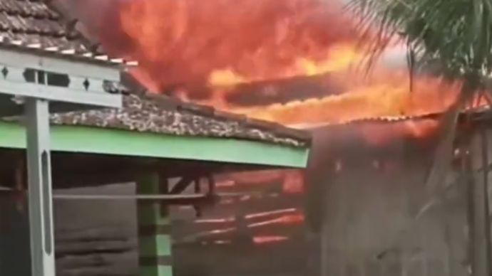 Anak bakar rumah ayahnya di Pati, Jawa Tengah. 