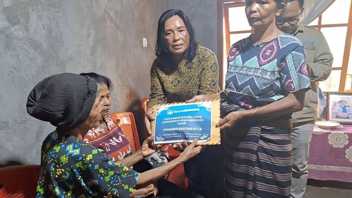 Kementerian Pendidikan Dasar dan Menengah (Kemendikdasmen) mengunjungi rumah duka almarhum Yohanes Bastian Roja (10) di Kabupaten Ngada, Nusa Tenggara Timur (NTT) pada Kamis, 5 Februari 2026, sebagai wujud empati dan kepedulian terhadap kesejahteraan psikososial serta perlindungan murid. ANTARA/HO-Humas Kemendikdasmen