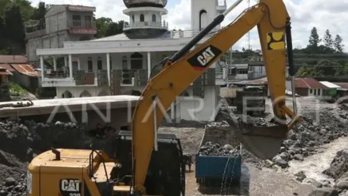 Alat berat dikerahkan pemerintah membersihkan lokasi dari material yang menimbun halaman dan bangunan Masjid Al Taqwa di Lampahan Timur, Bener Meriah, Aceh, Rabu (31/12/2025). (ANTARA FOTO/Irwansyah Putra) 