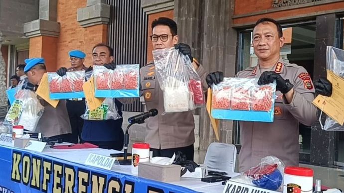 Kepala Kepolisian Daerah Bali Inspektur Jenderal Polisi Daniel Adityajaya didampingi Dirresnarkoba Polda Bali Komisaris Besar Polisi Radiant dan Kabid Humas Polda Bali Komisaris Besar Polisi Ariasandy menunjukkan barang bukti narkoba saat konferensi pers di Denpasar, Bali, Sabtu (7/2/2026). ANTARA/Rolandus Nampu