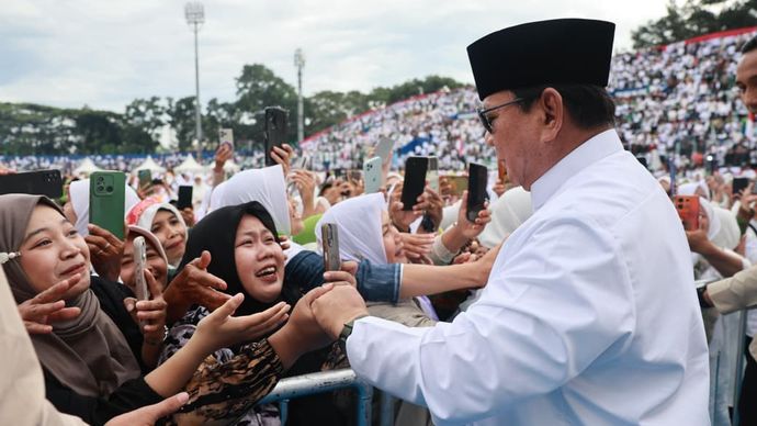 Lebih dari 100 ribu warga Nahdlatul Ulama berdiri serempak menyambut kehadiran Presiden RI Prabowo Subianto.