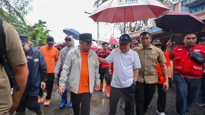 Gubernur DKI Jakarta Pramono Anung bersama mantan Wakil Presiden Indonesia Jusuf Kalla dalam kegiatan kerja bakti massal di Cipinang Melayu, Jakarta Timur, Minggu, 8 Februari 2026. ANTARA/HO-Pemprov DKI Jakarta/a