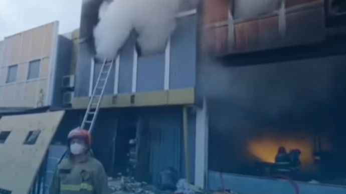 Sebuah gudang distributor bahan kimia insektisida di kawasan Pergudangan Taman Tekno, Kecamatan Setu, Kota Tangerang Selatan (Tangsel), ludes dilalap api pada Senin 9 Februari 2026.