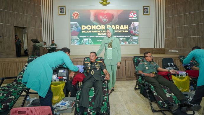 Kegiatan donor darah untuk peringati HUT ke-65 Kostrad, di Ruang Mandala, Markas Kostrad, Gambir, Jakarta Pusat, Senin, 9 Februari 2026.
