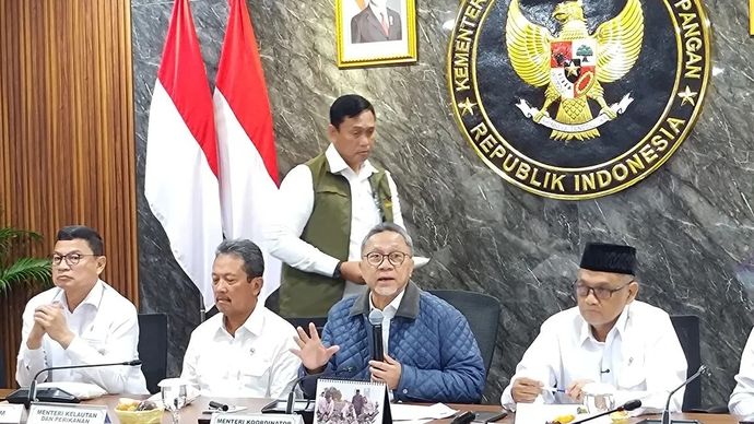 Menteri Koordinator Bidang Pangan Zulkifli Hasan (Zulhas) (tengah) memberikan paparan usai rapat koordinasi terbatas lintas kementerian dan lembaga di Jakarta, Senin, 9 Februari 2026. (ANTARA/Aria Ananda)