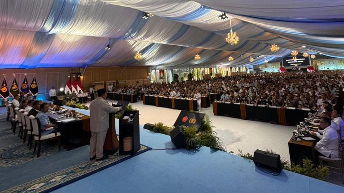 Presiden Prabowo Subianto memberikan taklimat kepada para peserta Rapat Pimpinan (Rapim) TNI dan Polri yang digelar di Istana Kepresidenan Jakarta