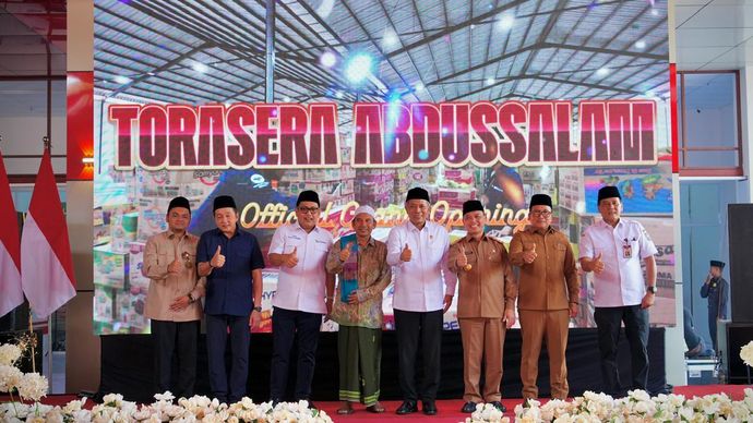 Menkop Ferry Resmikan TORASERA di Kubu Raya, Dorong Koperasi Jadi Pusat Distribusi Ekonomi Rakyat.