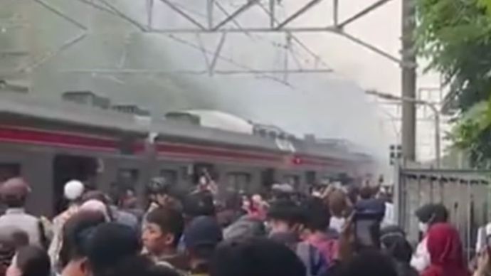 KRL Keluarkan Asap di Stasiun Universitas Pancasila Jagakarsa