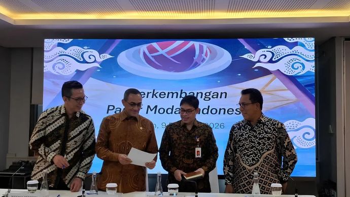 (kiri-kanan) Pejabat Sementara (Pjs) Direktur Utama PT Bursa Efek Indonesia (BEI) Jeffrey Hendrik, Anggota Dewan Komisioner OJK pengganti Kepala Eksekutif Pengawas Pasar Modal, Keuangan Derivatif, dan Bursa Karbon OJK Hasan Fawzi, Deputi Komisioner Perizinan dan Pengawas Pengelolaan Investasi Pasar Modal dan Lembaga Efek Eddy Manindo Harahap, serta Direktur Utama PT Kustodian Sentral Efek Indonesia (KSEI) Samsul Hidayat dalam Konferensi Pers Perkembangan Pasar Modal Indonesia di Gedung BEI, Jakarta, Senin, 09 Februari 2026. (ANTARA/ Muhammad Heriyanto)