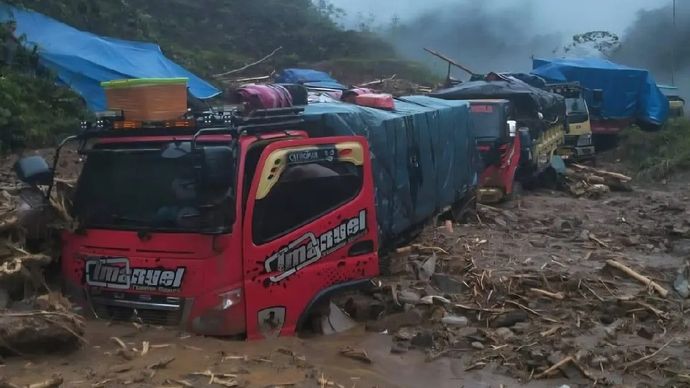Sejumlah kendaraan lajuran yang melintasi jalan Trans Papua dengan membawa logistik tidak dapat melanjutkan perjalanan akibat bencana longsor di ruas jalan Jayapura-Wamena. ANTARA/HO-Humas Polda Papua