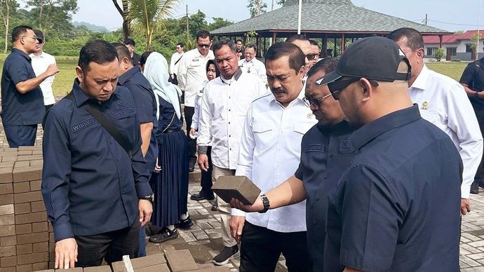 Menteri Imipas Jenderal Polisi Agus Andrianto (kedua kiri) bersama Ketua Komisi XIII DPR RI Willy Aditya (kiri) mengunjungi kawasan ketahanan pangan di Pulau Nusakambangan, Jawa Tengah, Selasa, 10 Februari 2026. ANTARA/Agatha Olivia Victoria/aa.