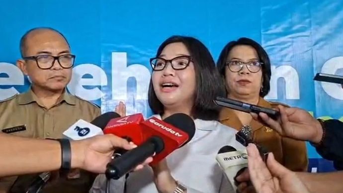 Deputi II Badan Komunikasi (Bakom) Pemerintah Ghina Ghaliya memberikan keterangan kepada awak media setelah meninjau pelaksanaan program Cek Kesehatan Gratis (CKG) di Puskesmas Kembangan, Jakarta Barat, Selasa, 10 Februari 2026. ANTARA/Risky Syukur.