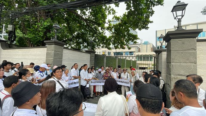 Solidaritas untuk Mgr. Paskalis Bruno Syukur, Umat Gelar Aksi Seribu Lilin di Depan Kedubes Vatikan