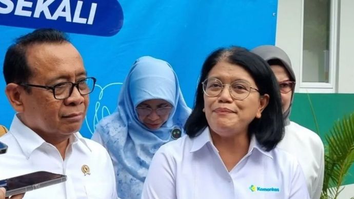 Menteri Koordinator Bidang Pembangunan Manusia dan Kebudayaan Pratikno (kiri) dan Direktur Jenderal Farmasi dan Alat Kesehatan Kementerian Kesehatan Lucia Rizka Andalusia saat wawancara cegat di Puskesmas Cilandak, Jakarta, Selasa, 10 Februari 2026. 