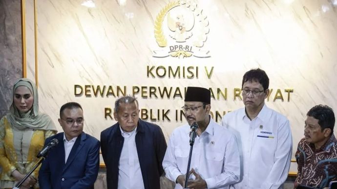 Menteri Sosial Saifullah Yusuf (ketiga kanan) bersama Menteri Keuangan Purbaya Yudhi Sadewa (kedua kanan), Dirut BPJS Kesehatan Ali Ghufron Mukti (kanan), Wakil Ketua DPR Sufmi Dasco Ahmad (kedua kiri), Sari Yuliati (kiri) dan Saan Mustopa (ketiga ki