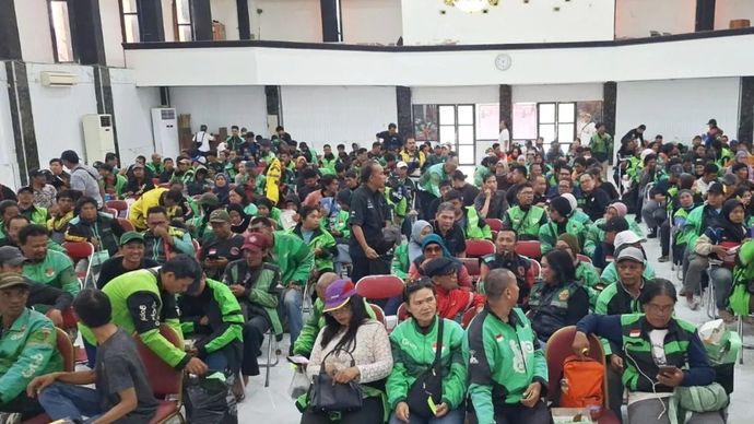 Arsip foto - Ratusan pengemudi ojek online (ojol) mengikuti sosialisasi program jaminan sosial oleh Badan Penyelenggara Jaminan Sosial (BPJS) Ketenagakerjaan di Gelanggang Olahraga Remaja (GOR) Otista, Jatinegara, Jakarta Timur, Minggu, 30 November 2