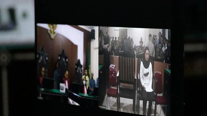 Siaran langsung suasana sidang pembacaan dakwaan perkara pembunuhan Brigadir Esco Faska Rely dengan terdakwa Brigadir Rizka Sintiani melalui layar di Pengadilan Negeri Mataram, Nusa Tenggara Barat, Selasa, 10 Februari 2026. (ANTARA/Dhimas B.P.)