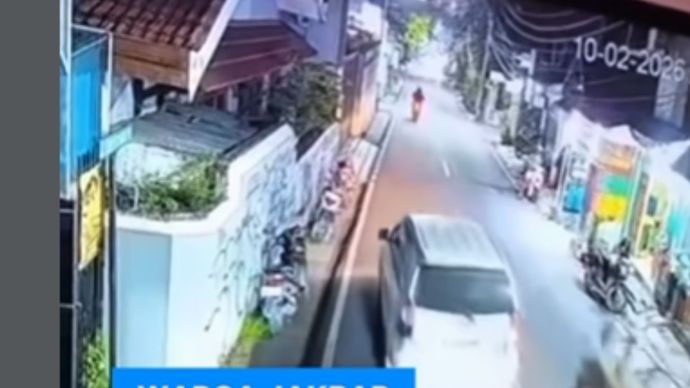 Berdasarkan informasi yang dihimpun, korban diduga terpeleset hingga terjatuh ke badan jalan dan kemudian terlindas sepeda motor yang melintas