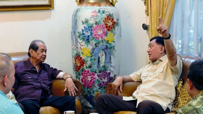 Menteri Pertahanan Sjafrie Sjamsoeddin (kanan) dan mantan Panglima TNI Laksamana TNI (Purn) Widodo AS di kediaman Widodo di Jakarta, Kamis, 12 Februari 2026. (ANTARA/Ho-Tim Media Menhan Sjafrie Sjamsoeddin)