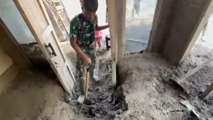 Prajurit TNI terus bergerak memulihkan pemukiman warga yang terdampak banjir dan longsor di Aceh.