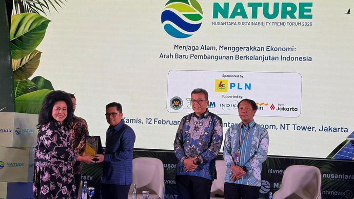 Direktur Utama PT Transportasi Jakarta (Transjakarta), Welfizon Yuza dan Ibu Preskom NT Corp Lince Berliana Tobing