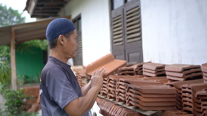 Pengrajin genteng&nbsp;tanah liat.