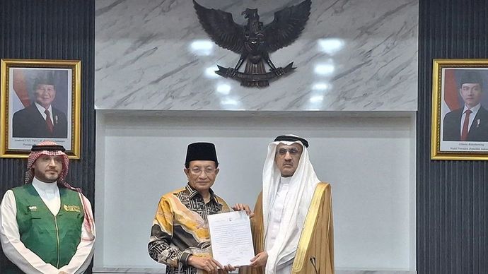 Duta Besar Kerajaan Arab Saudi untuk Indonesia Faisal bin Abdullah Al-Amudi (kanan), Menteri Agama Nasaruddin Umar (kedua kanan), dan perwakilan dari KS Relief (kiri) dalam acara serah terima bantuan 100 ton kurma dari Raja Salman kepada umat Islam di Indonesia, di Kementerian Agama RI, Jakarta, Rabu, 11 Februari 2026. ANTARA/Katriana/aa.