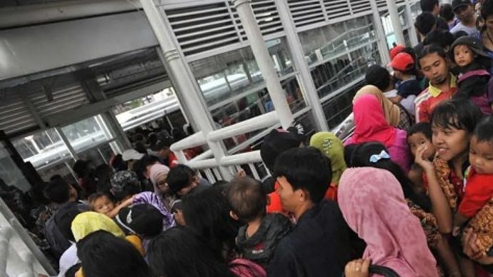Arsip foto - Calon penumpang bus Transjakarta tujuan Ragunan mengantre di halte Transjakarta Dukuh Atas, Jakarta, Selasa, 1 Januari 2026. Transjakarta menambah 10 bus tujuan Ragunan untuk mengatasi lonjakan penumpang yang memanfaatkan libur tahun baru. (FOTO ANTARA/Puspa Perwitasari)