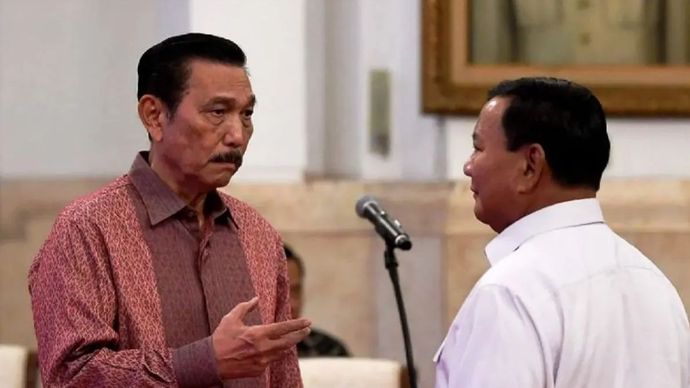 Arsip foto - Menko Marves Luhut Binsar Pandjaitan (kiri) berbincang dengan Menteri Pertahanan Prabowo Subianto saat menghadiri Sidang Kabinet Paripurna di Istana Negara, Jakarta, Senin, 26 Februari 2024. (ANTARA FOTO/Sigid Kurniawan/tom/aa.)