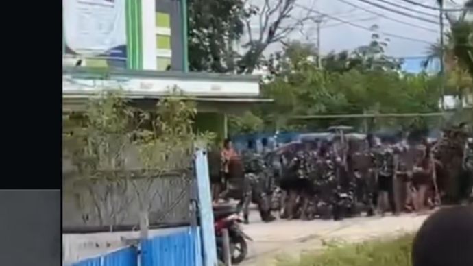 Bentrok TNI dan Polri di Mappi, Diduga Akibat Aksi Geber Motor Depan Atasan Bentrokan antara anggota TNI dan Polri terjadi di Kota Kepi, Kabupaten Mappi, Papua Selatan, pada Kamis (12/2/2026).
