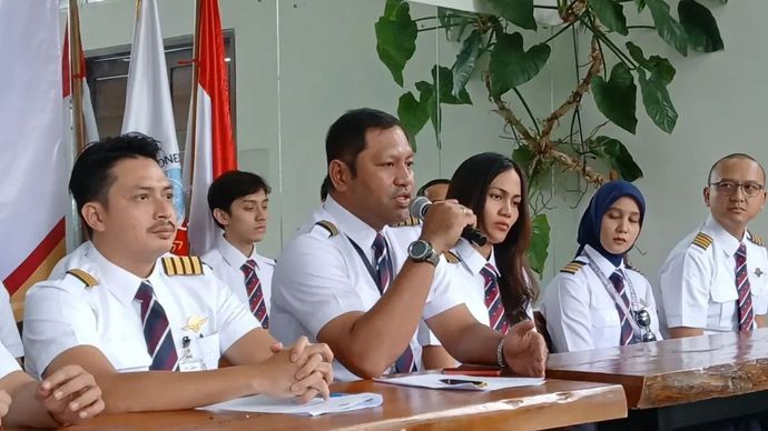 Direktur Teknis General Aviation IPI Capt Willy Resoeboen memberikan keterangan pers terkait tragedi penembakan pesawat Smart Air di Papua oleh KKB. ANTARA/Azmi Samsul M