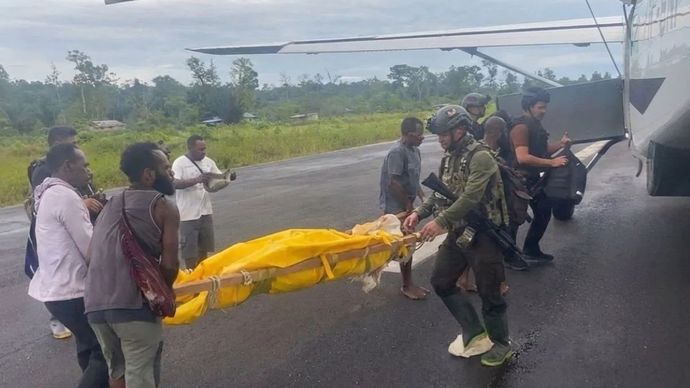 Proses evakuasi jenazah Pilot dan Co Pilot Smart Air yang dilakukan aparat gabungan TNI-Polri Lapangan Terbang Korowai, Kabupaten Boven Digoel, Kamis, 12 Februari 2026. ANTARA/HO-Humas Satgas Damai Cartenz