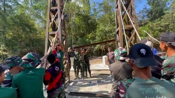 Pembangunan jembatan untuk warga terdampak bencana di Aceh&nbsp;di berbagai titik pada Kamis, 12 Februari 2026.