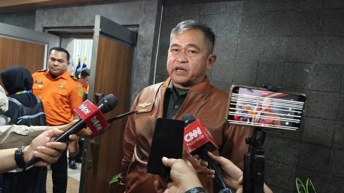 Kepala Staf TNI Angkatan Darat (KSAD) Jenderal TNI Maruli Simanjuntak menjawab pertanyaan pewarta dalam wawancara cegat selepas acara sarasehan bertajuk 