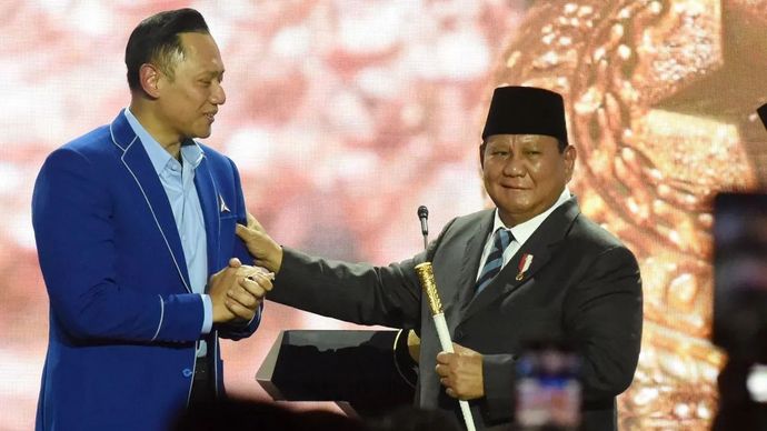 Arsip - Ketua Umum Partai Demokrat Agus Harimurti Yudhoyono (kiri) menyerahkan cendera mata tongkat komando kepada Presiden Prabowo Subianto (kanan) saat menghadiri penutupan Kongres VI Partai Demokrat di Jakarta, Selasa, 25 Februari 2025. Kongres ya