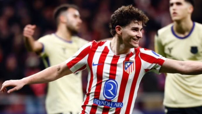 Julian Alvarez (tengah) berselebrasi setelah mencetak gol untuk Atletico Madrid pada laga leg pertama semifinal Piala Raja (Copa del Rey) 2025/2026 kontra Barcenola di Stadion Metropolitano pada Kamis (12/2/2026) malam waktu setempat. Pertandingan itu berakhir dengan kemenangan 4-0 Atletico. (Atletico Madrid)