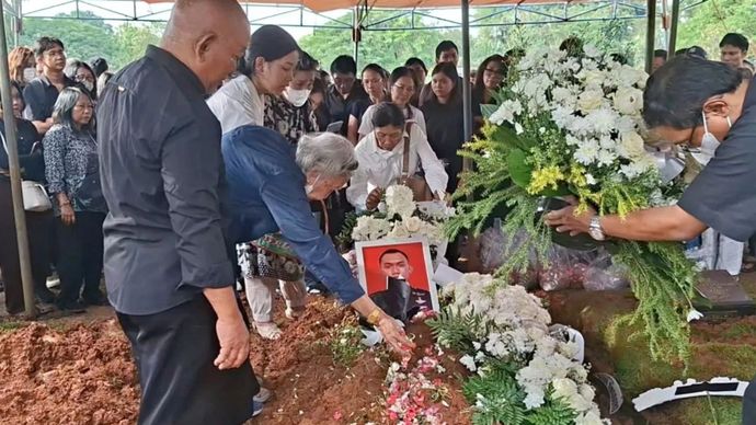 Prosesi pemakaman kopilot pesawat Smart Air Capt Baskoro Adi Anggoro di TPU Pondok Kelapa, Duren Sawit, Jakarta Timur, Jumat, 13 Februari 2026. (ANTARA/Siti Nurhaliza).