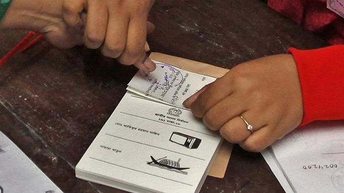 Arsip - Warga Bangladesh mengikuti pemilu. (Anadolu/as) 