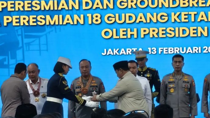 Presiden RI Prabowo Subianto menyematkan kehormatan Bintang Jasa kepada Kepala Badan Gizi Nasional Dadan Hindayana dan sejumlah pejabat Polri dalam agenda peletakan batu pertama pembangunan 1.179 SPPG di Palmerah, Jakarta, Jumat, 13 Februari 2026. (ANTARA/Andi Firdaus)